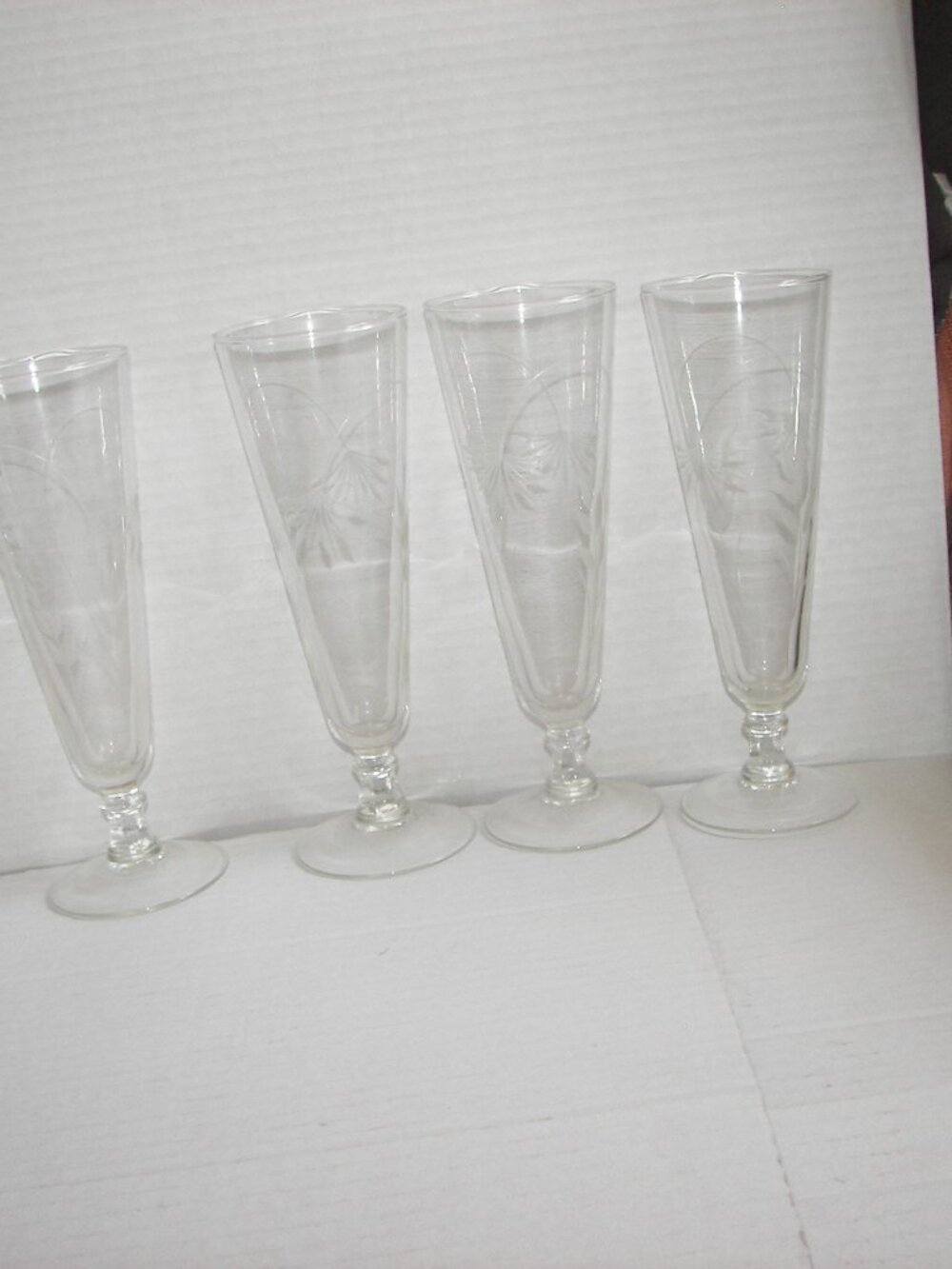 Set of 4 vintage leaf/vine etched Pilsner beer glasses 8 1/2" high